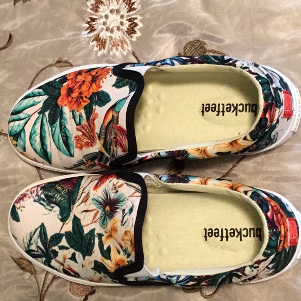 Women’s tennis shoe